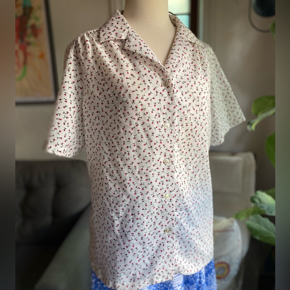 Vintage White, Black, Pink Adorable tiny flower button down collared blouse